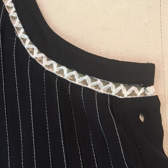 Velvet by Graham Spencer Blouse with white trim size L - Picture 2 of 4